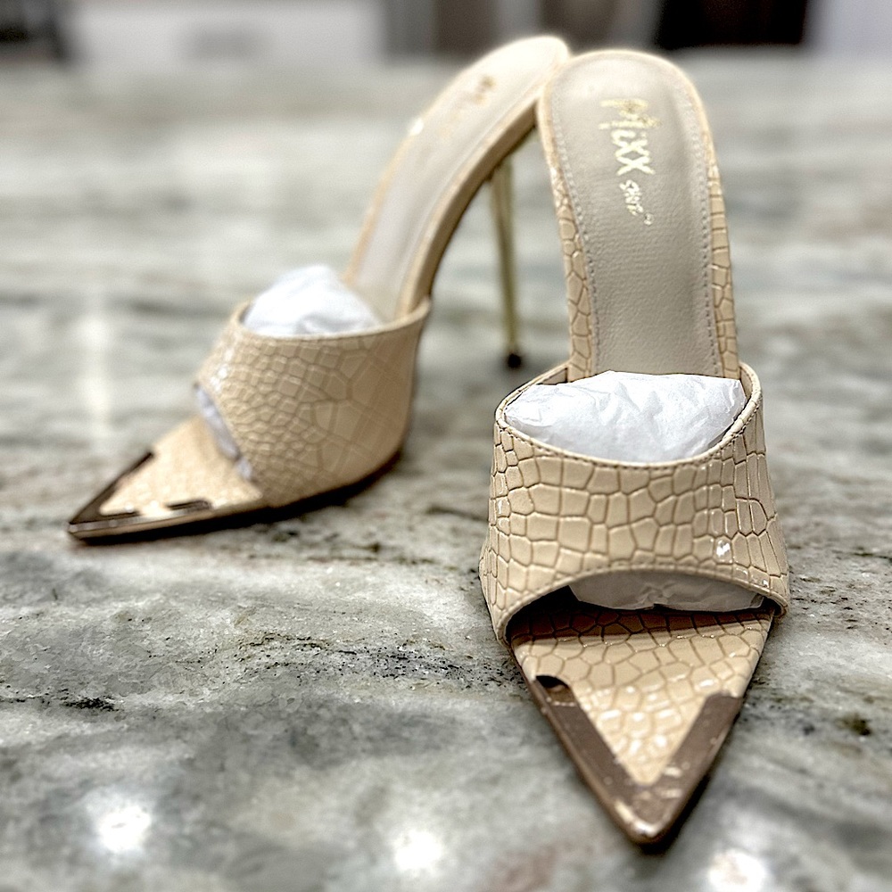 NWT Mixx Shuz Slip On Heeled Shoes With Metal Toe Clips